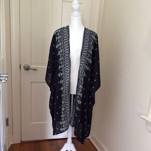 Lightweight B&W Patterned Kimono